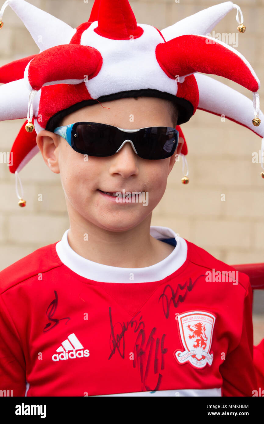 Middlesbrough, UK. 12. Mai 2018. Middlesbrough, North East England, UK. 12. Mai 2018. Fans warten außerhalb der Spieler an der Riverside Stadium vor dem ersten Bein Meisterschaft Play off zwischen Middlesbrough und Aston Villa Credit: ALAN DAWSON/Alamy Leben Nachrichten Eingang Stockfoto