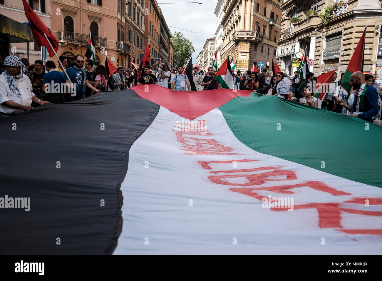 Rom, Italien. 12. Mai 2018. Tausende von Demonstranten zu einer Demonstration versammelt, um den 70. Jahrestag der Nakba zu kennzeichnen und gegen die von der US-Präsident Donald Trump Anerkennung Jerusalems als Hauptstadt Israels zu protestieren. Credit: Giuseppe Ciccia/Alamy leben Nachrichten Stockfoto