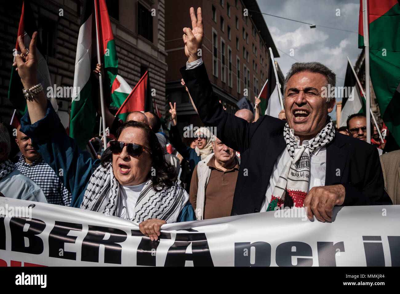 Rom, Italien. 12. Mai 2018. Tausende von Demonstranten zu einer Demonstration versammelt, um den 70. Jahrestag der Nakba zu kennzeichnen und gegen die von der US-Präsident Donald Trump Anerkennung Jerusalems als Hauptstadt Israels zu protestieren. Credit: Giuseppe Ciccia/Alamy leben Nachrichten Stockfoto