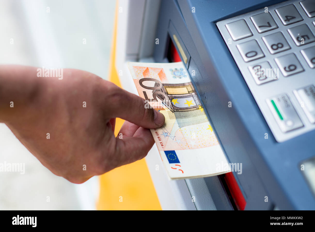 Das Geld aus dem Geldautomaten Stockfoto