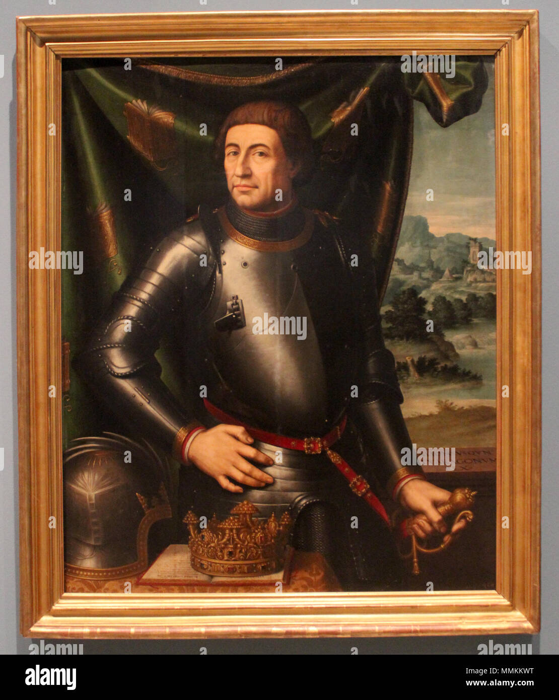 . Español: Juan de Juanes se basó en un-retrato de Pisanello. Alfonso V de Aragón (1416-1458) viste armadura de época de Carlos I de España. La Cabeza Sünde cubrir su condición expresa pacífica. En Primer término, encima de La Mesa, se presentan objetos Significativos: Corona (Rey), yelmo (Eroberer) y libro Abierto (Cultura). Este último denota su Amor por la Cultura y Figura asimismo de la Corona, La Cortina del fondo, El pomo De La Espada y el lateral del Casco. La Corona está ornamentada con Piedras preciosas en su Aro y Cuernos de la Abundancia, símbolo de la Prosperidad. El libro muest Stockfoto