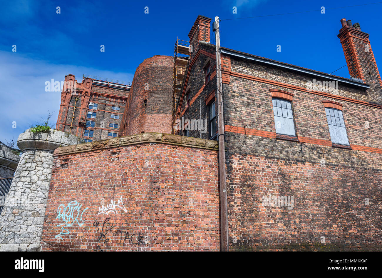 Renovierungsarbeiten im Süden Warehouse (1852-55) und Stanley Dock Tobacco Warehouse (1901) Regent Road, Liverpool, Merseyside, England, UK April 2018. Stockfoto