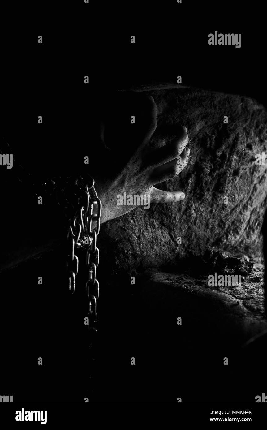 Zwei Hände gefesselt mit alten rostigen Kette und ein Vorhängeschloss Stockfoto