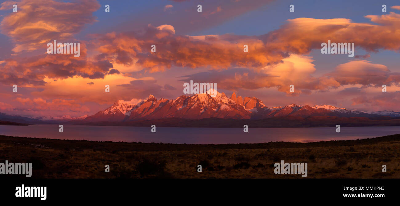 Lago Sarmiento, Patagonien, Chile. Panorama von Sonnenaufgang am Lago Sarmiento und Torres del Paine. Stockfoto