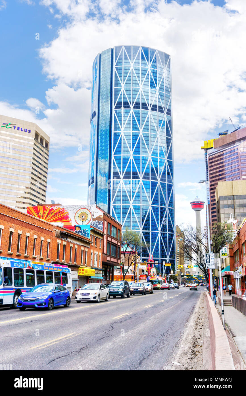 CALGARY, Kanada - 6. Mai 2018: Calgary Chinatown in Downtown Financial District mit dem Bogen und seinen ikonischen Calgary Tower im Hintergrund. Bei 774 Ft Stockfoto