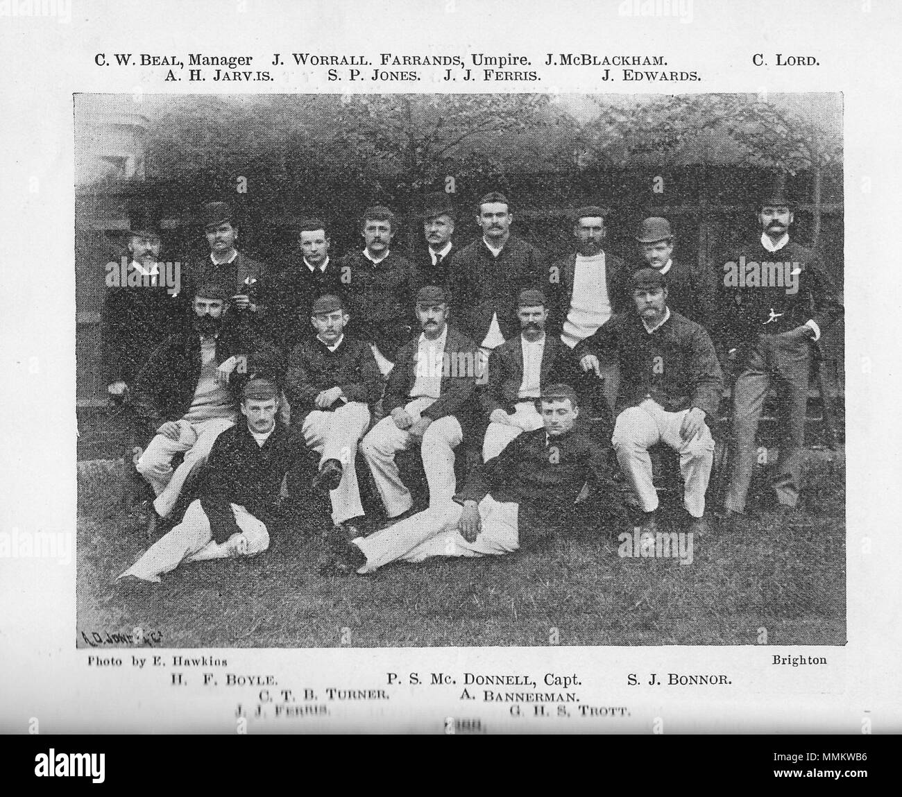 . Englisch: Scan des 1888 Australien National Cricket Team Hintere Reihe (L-R) C W Beal (Manager), Affie Jarvis, Jack Worrall, Sammy Jones, Frank Farrand (Schiedsrichter), Jack Lyons/John Ferris?, Jack Blackham, John Edwards, C Herr. Mittlere Zeile (L-R) Harry Boyle, Charles Turner, Percy McDonnell, Alick Bannerman, George Bonnor. Vordere Reihe (L-R) John Ferris, Harry Trott. 1896. Foto per E Hawkins von Brighton 11 1888 Australien National Cricket Team Stockfoto