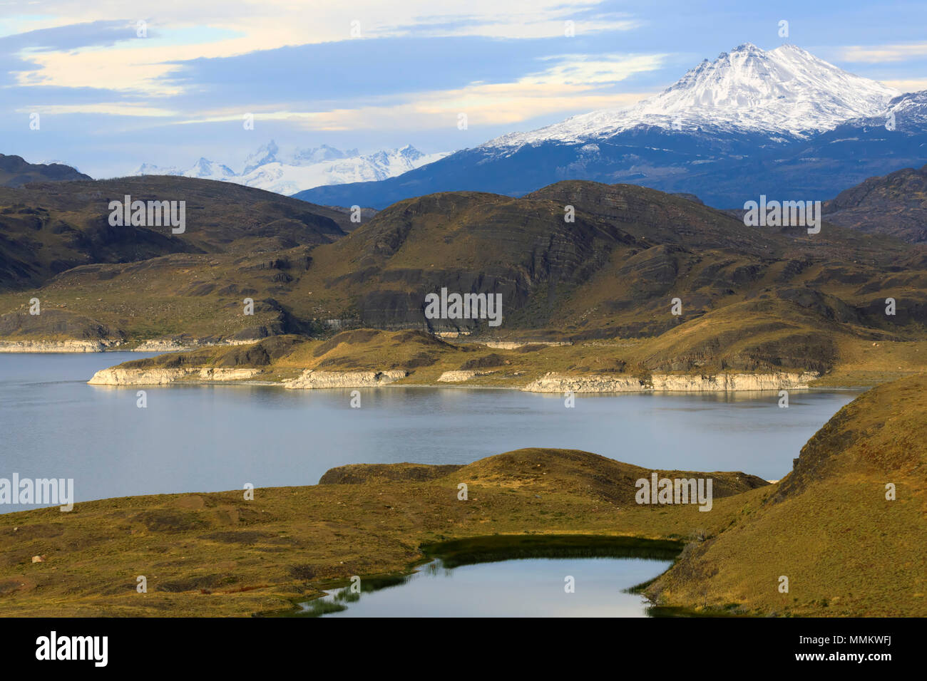 Lago Sarmiento, Patagonien, Chile. Die Ufer dieses großen See ist mit thrombolites gesäumt, Calciumcarbonat Fossilien. Stockfoto