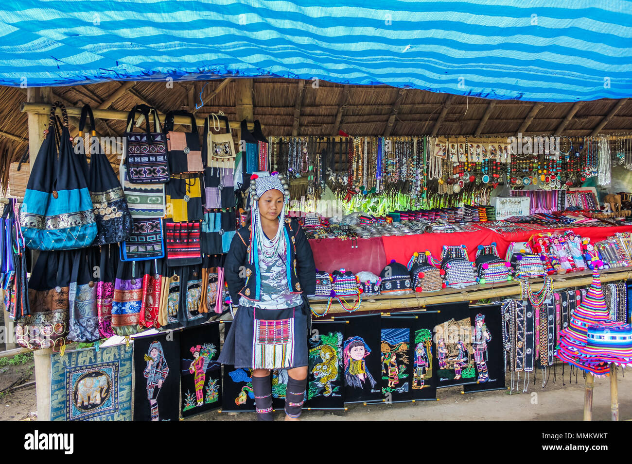 Chiang Rai, Thailand - 27. Juli 2011: einen langen Hals Frau Karen in den Shop, Padaung Stamm in einem Dorf nahe der Grenze zu Burma Stockfoto