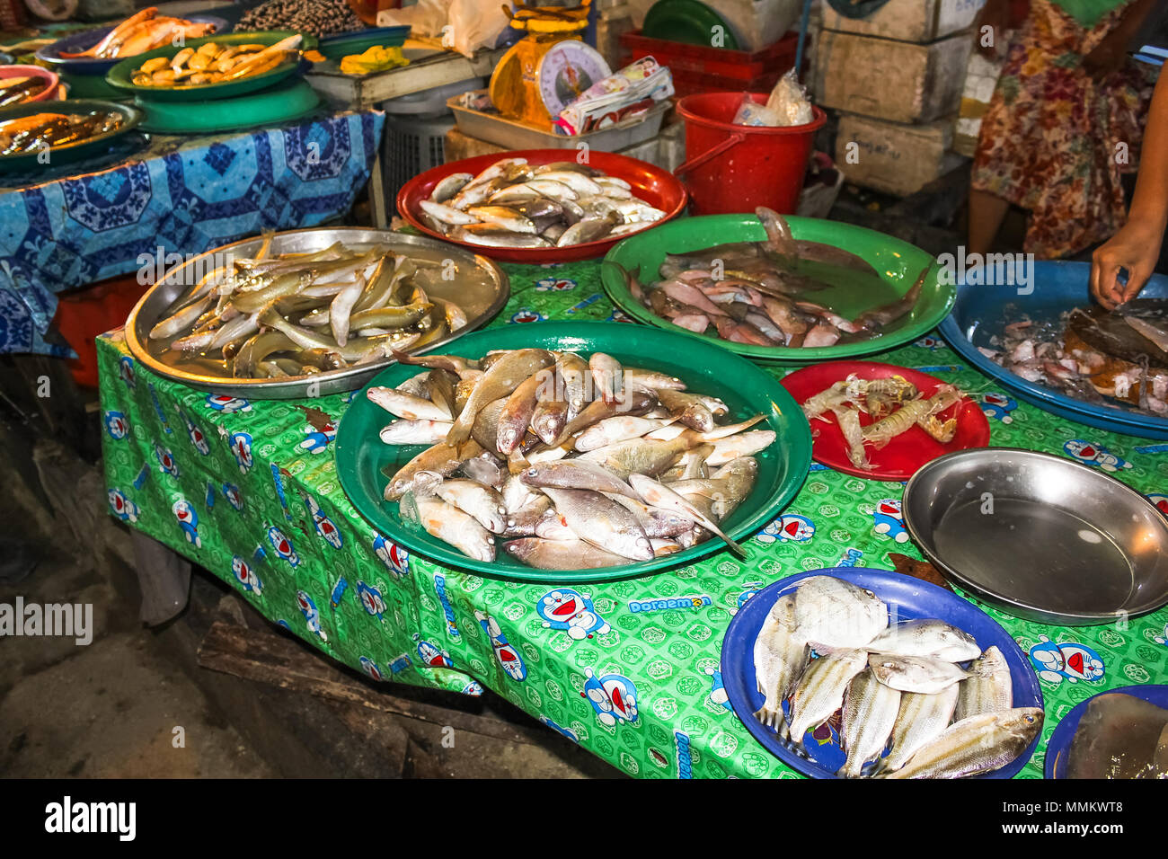 Chiang Mai, Thailand - August 5, 2011: Verschiedene Fische, Krebstiere und Muscheln in der berühmten Sonntag Nacht Markt in der Stadt Stockfoto