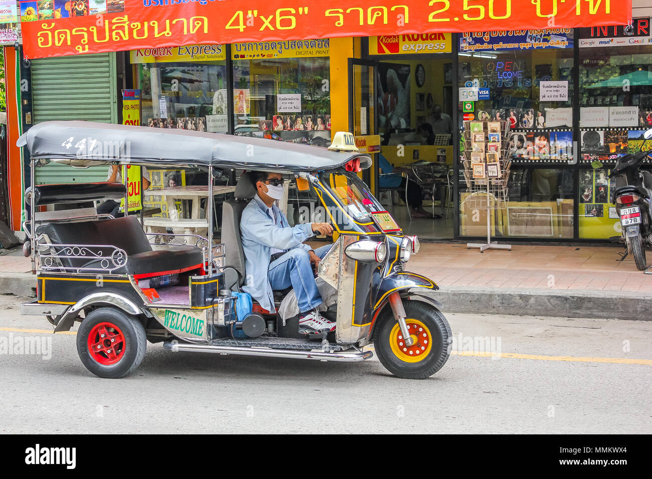 Chiang Mai, Thailand - 23. Juli 2011: Tuk Tuk, Taxi, auf der Straße in der Stadt. Stockfoto