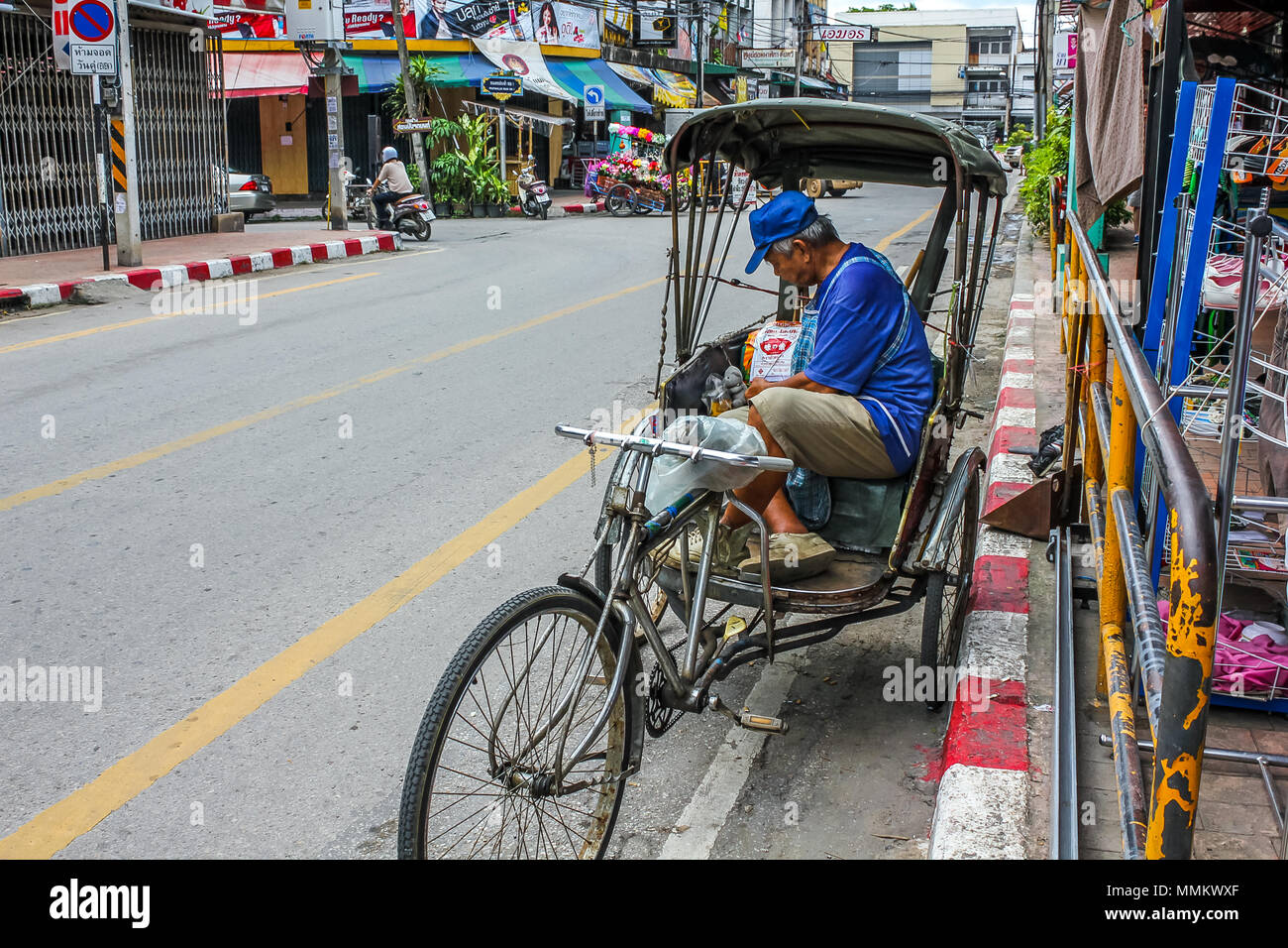 Chiang Mai, Thailand - 23. Juli 2011: Tuk Tuk, Taxi, warten auf Touristen in der Stadt. Stockfoto