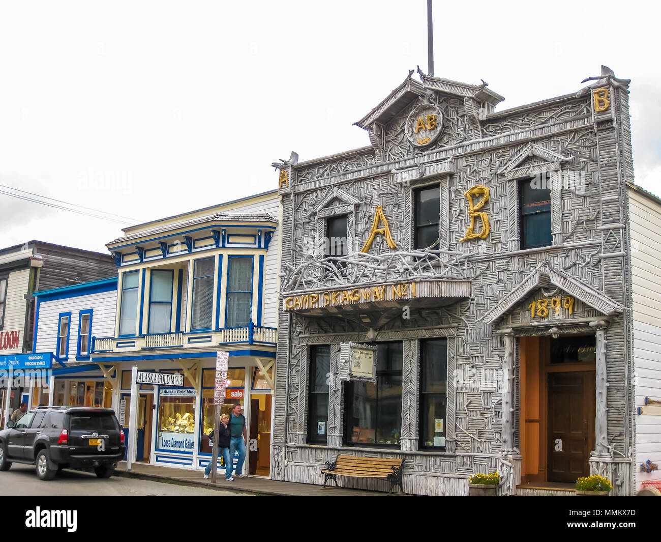 Skagway, Alaska, Vereinigte Staaten - 7. August 2009: Klondike Gold Rush National Historic Park. Historische Gebäude sind mit neuen, modernen Gebäuden durchsetzt. Die Straßen scheinen in einer anderen Zeit zu kommen. Stockfoto