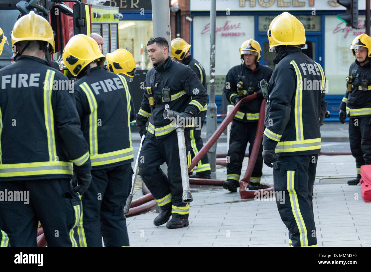 Londoner Feuerwehr zu einem Brand in East London. Stockfoto