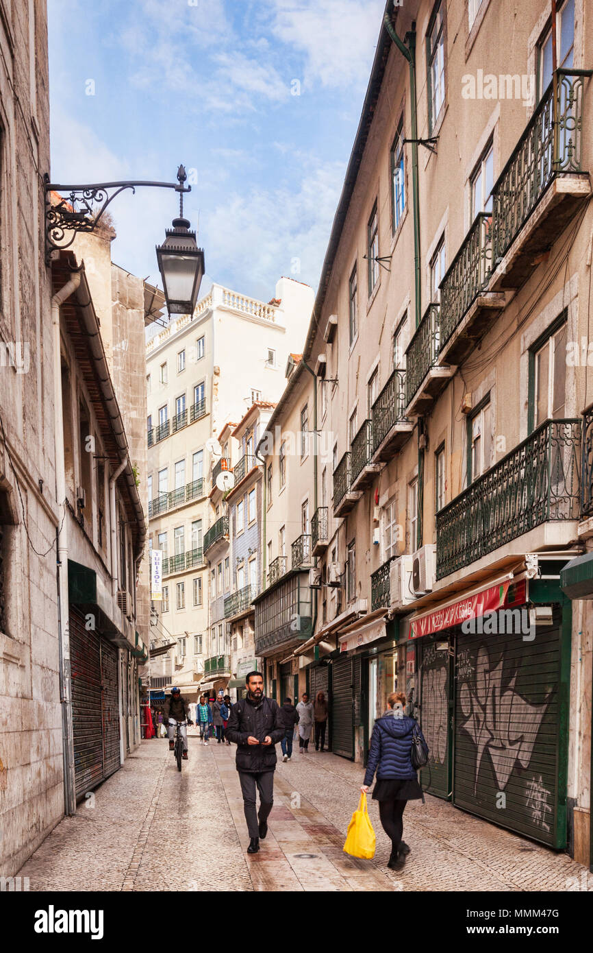 27. Februar 2018: Lissabon, Portugal - Einkaufen in den Gassen der Innenstadt. Stockfoto
