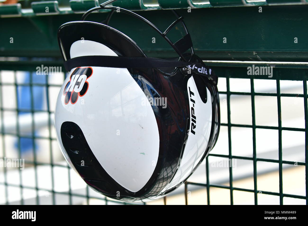 Batting Helm hängen an einem Zaun Stockfoto