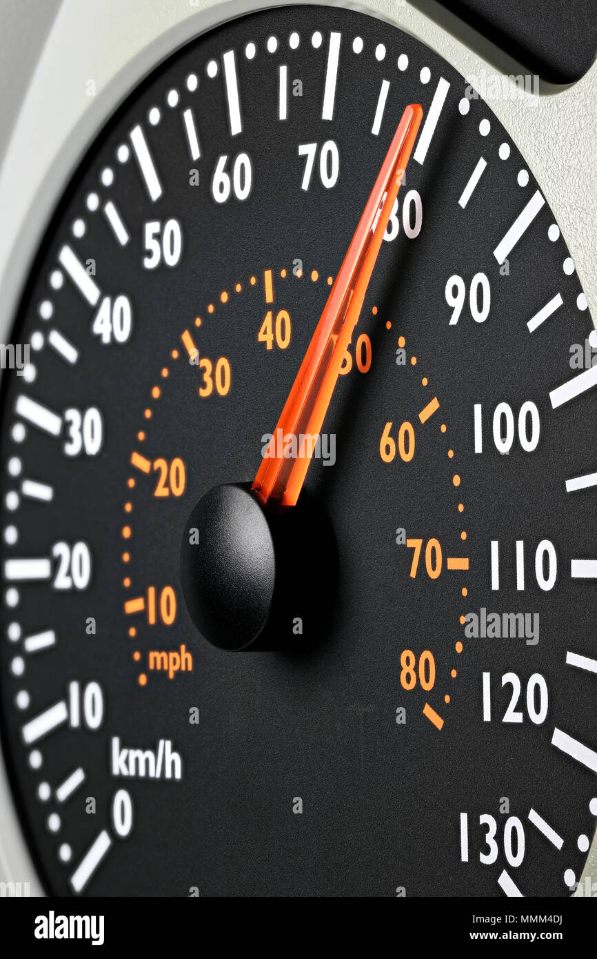 Geschwindigkeitsmesser eines Lkw bei Reisegeschwindigkeit von 80 km/h Stockfoto
