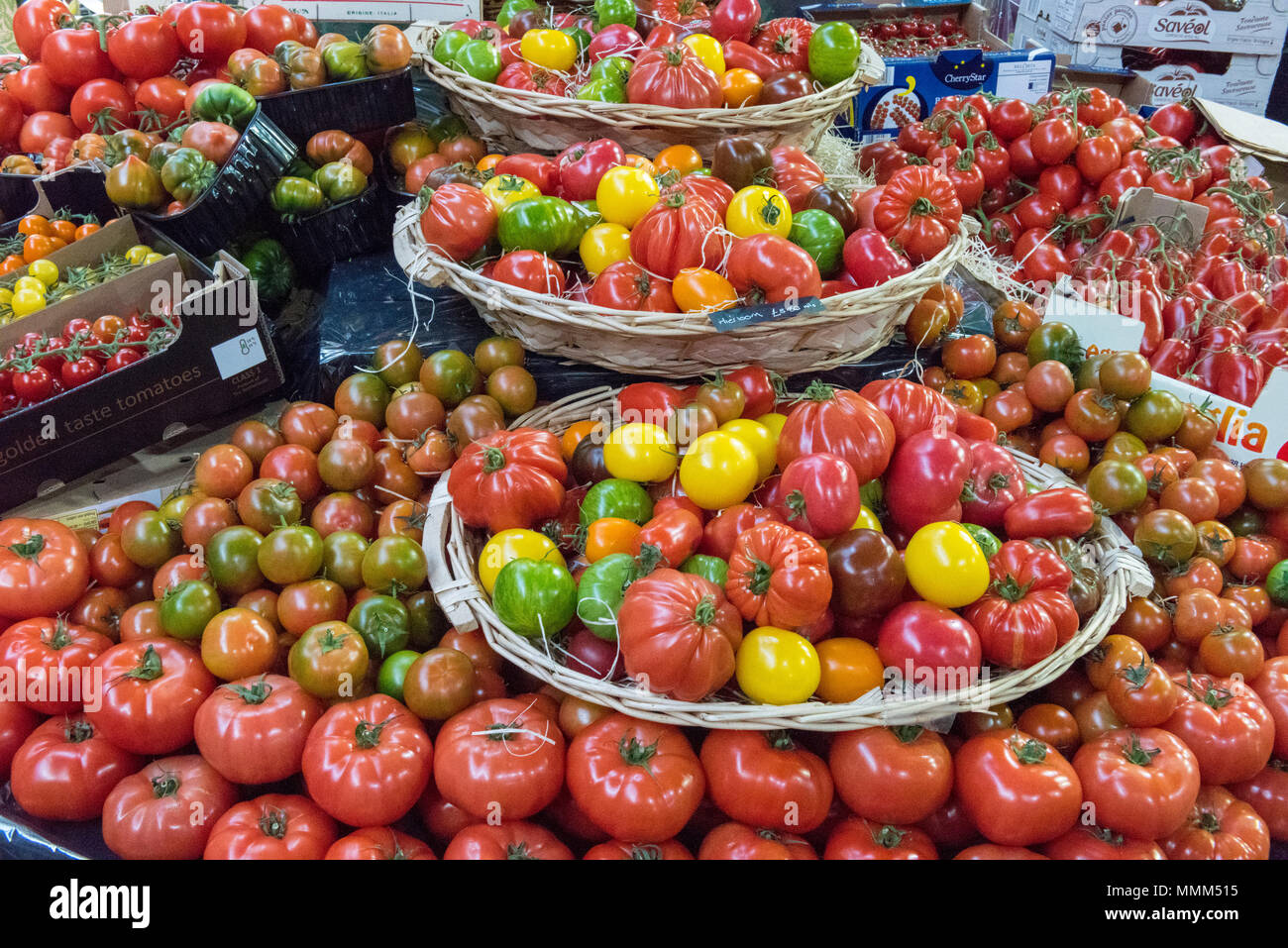 Eine Auswahl von verschiedenen farbigen Tomaten auf der Borough Market. Stockfoto