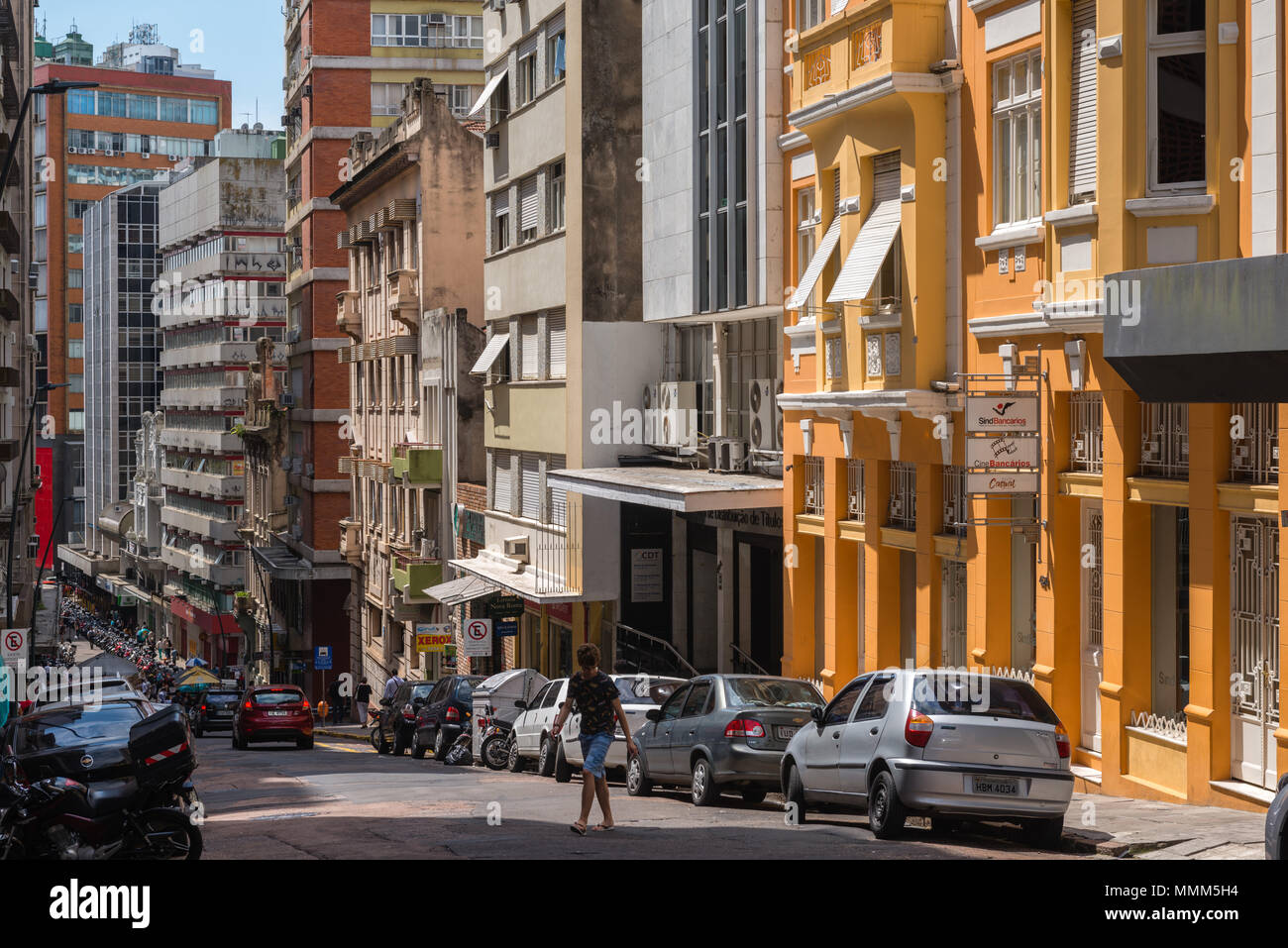 Das tägliche Leben im hektischen Stadtzentrum, koloniale Gebäude, Hochhäuser, Porto Alegre, Rio Grande do Sul, Brasilien, Lateinamerika Stockfoto