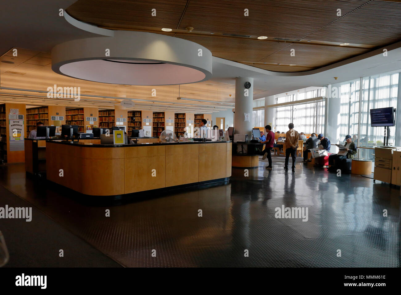 Die Queens Library in Flushing, Queens, New York, NY. Innenraum Stockfoto