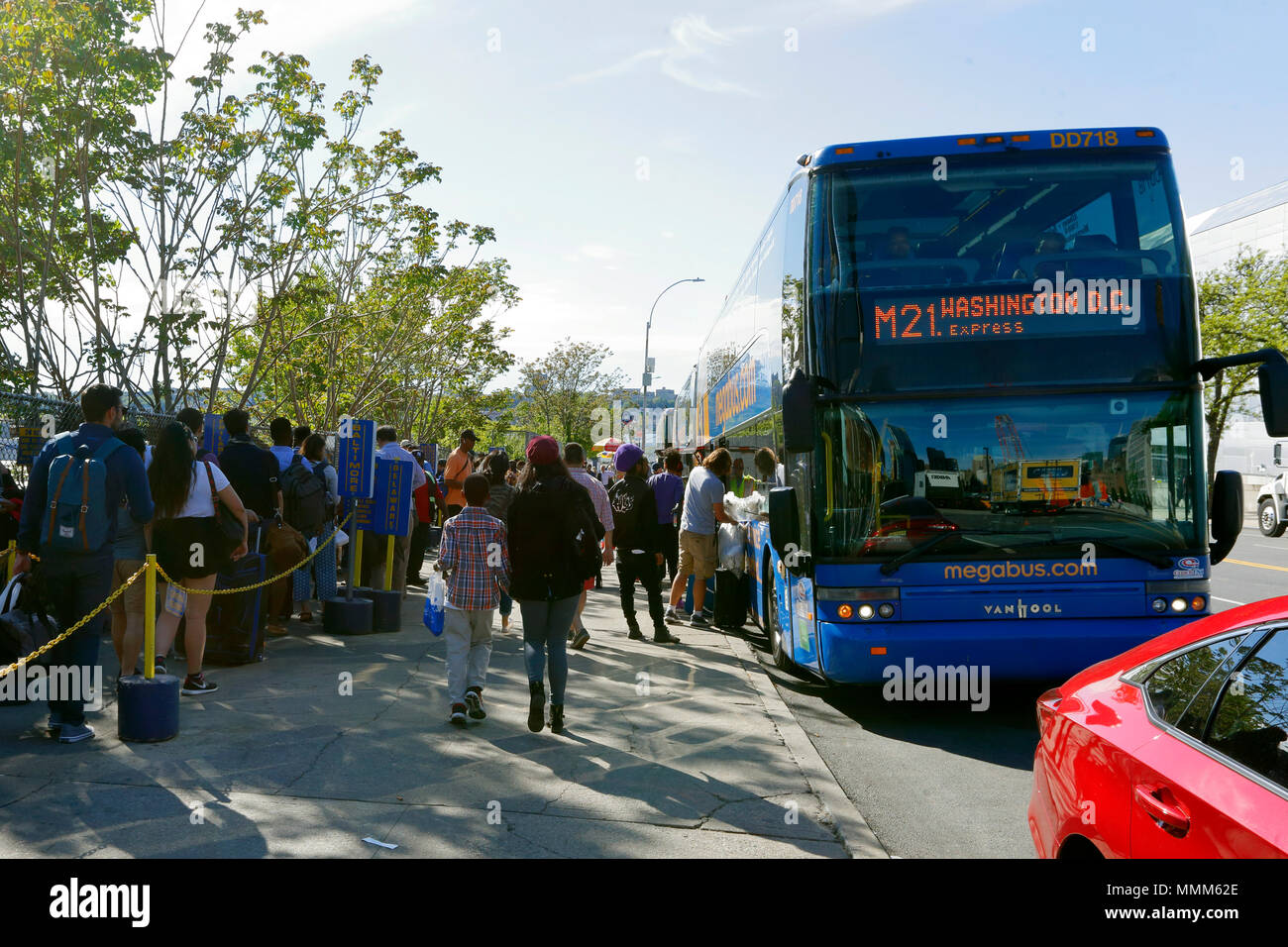 Die Menschen in der Warteschlange für Busse für Reisen in andere Städte Stockfoto