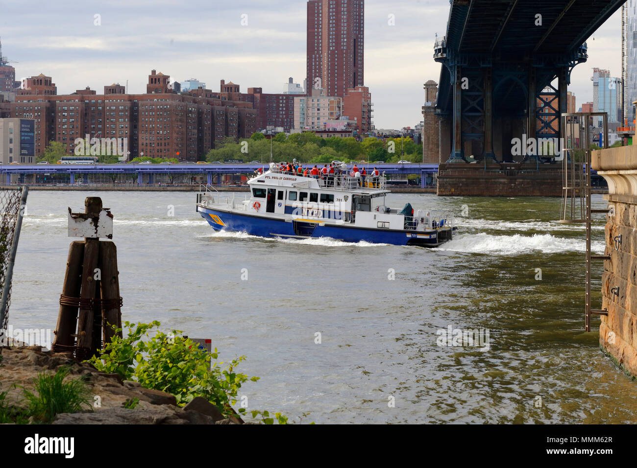 NYPD Hafen Boot Ptl. Phillip Cardillo auf einem Sightseeing Kreuzfahrt auf den East River Stockfoto