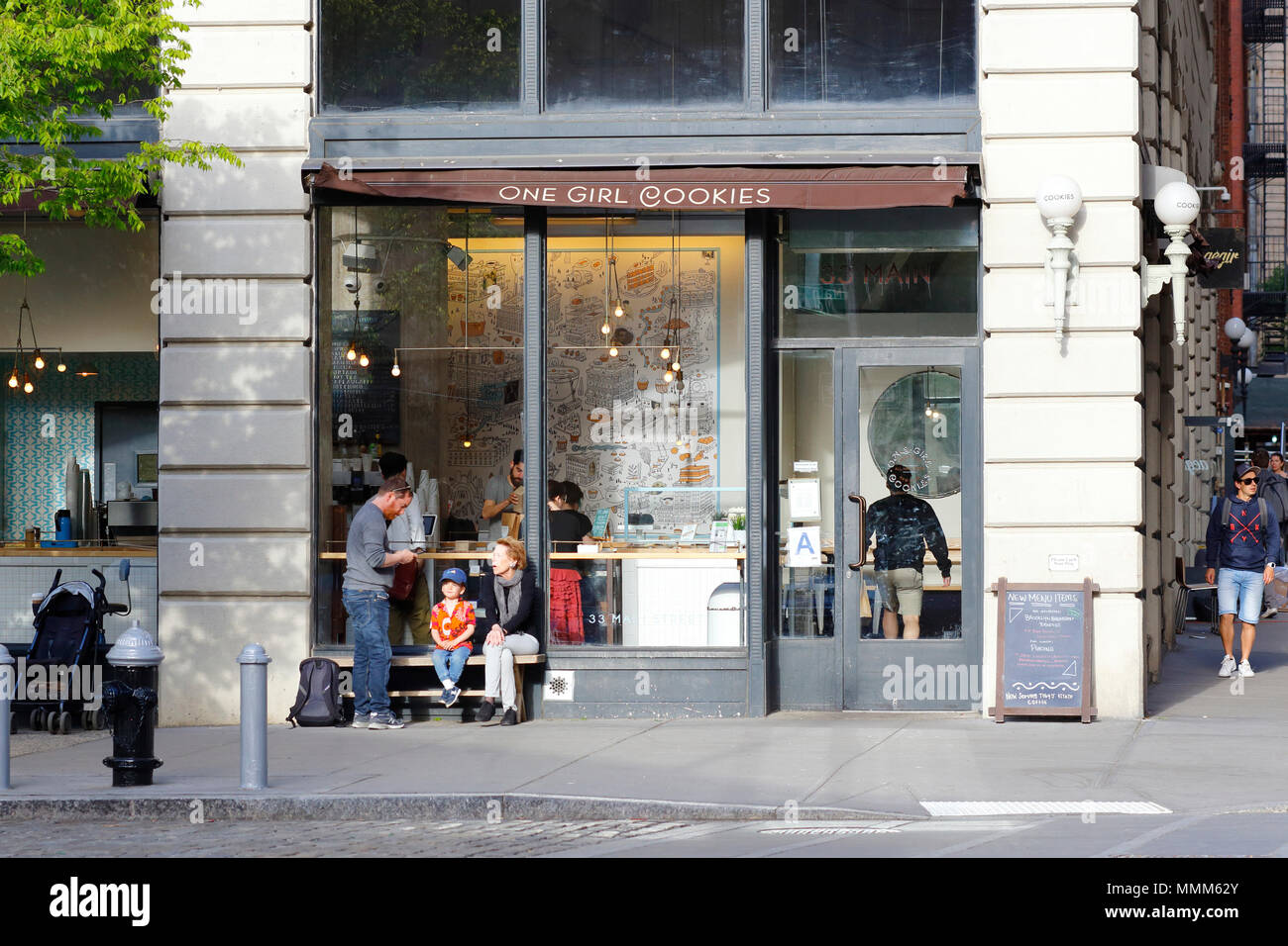 Ein Mädchen Cookies, 33 Main St., Brooklyn, NY. aussen Storefront von einer Bäckerei in dumbo. Stockfoto