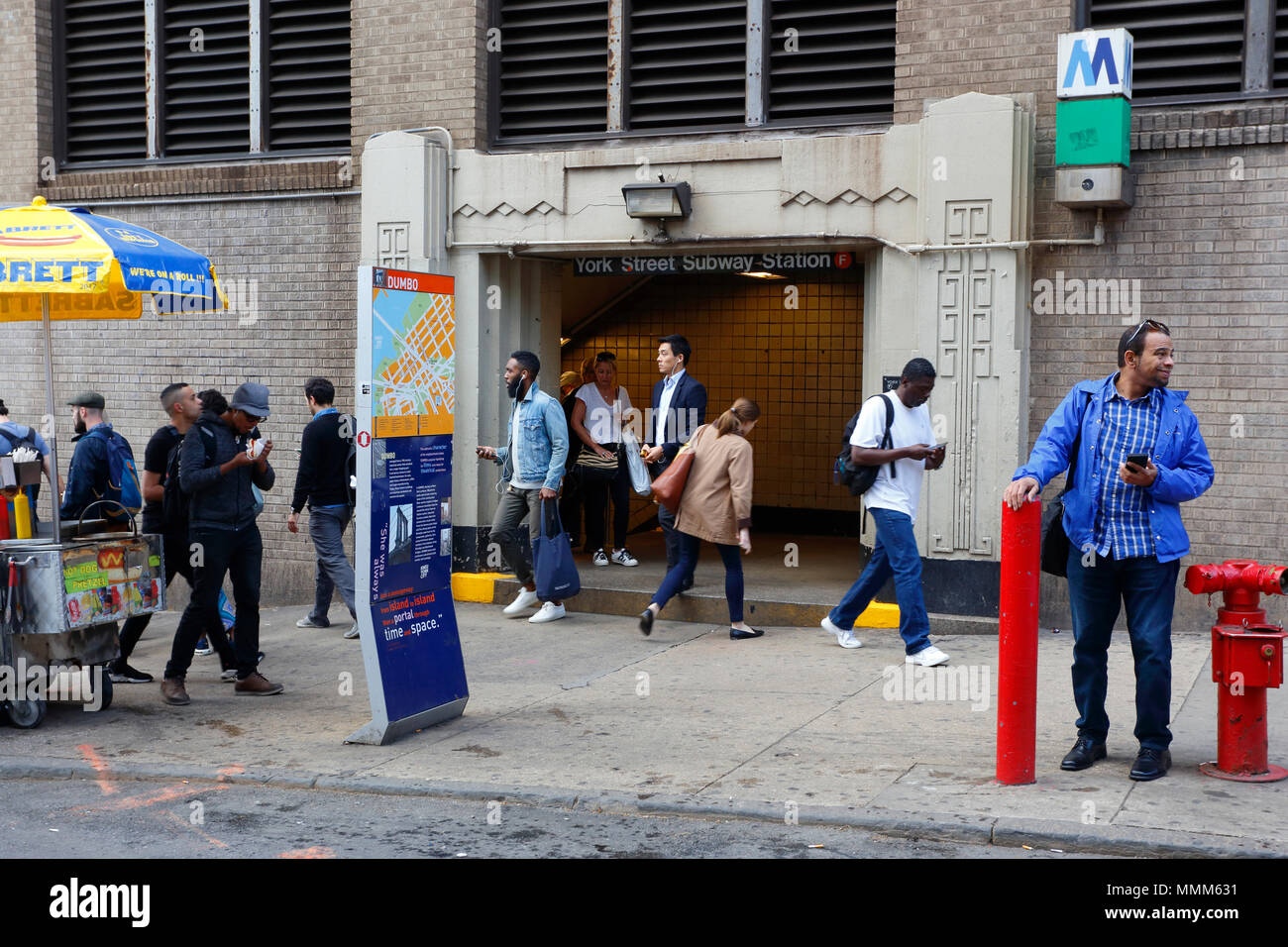 Pendler, Menschen, die York St u-bahn Station in Brooklyn Stockfoto