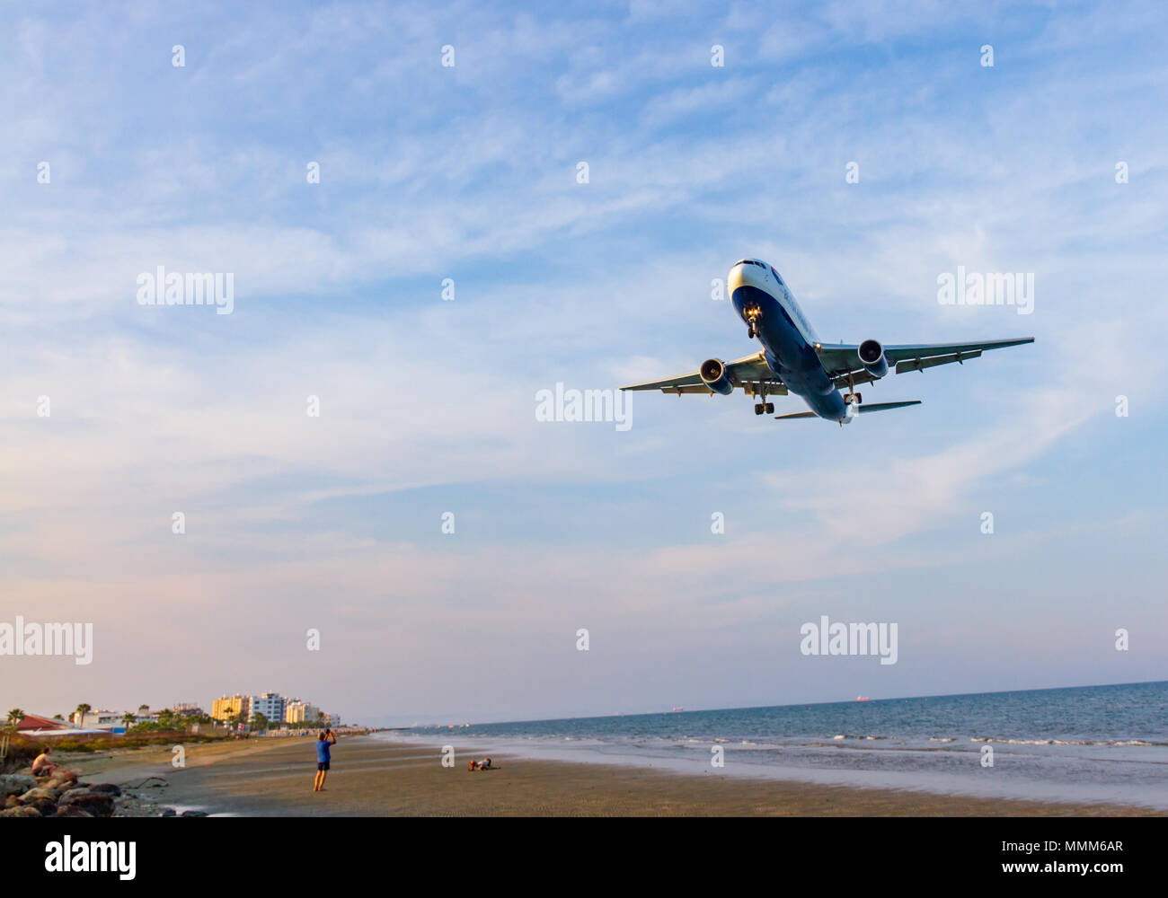 Larnaca, Zypern - 29. April 2018: British Airways Boeing 767 über McKenzie Strand vor der Landung am Flughafen Larnaca von fotografiert. Stockfoto