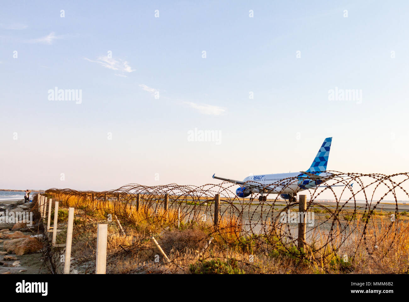 Larnaca, Zypern - 29. April 2018: Kobalt aero Airbus A319 Passagiermaschine auf Larnaca International Airport runway Momente vor dem take off Stockfoto