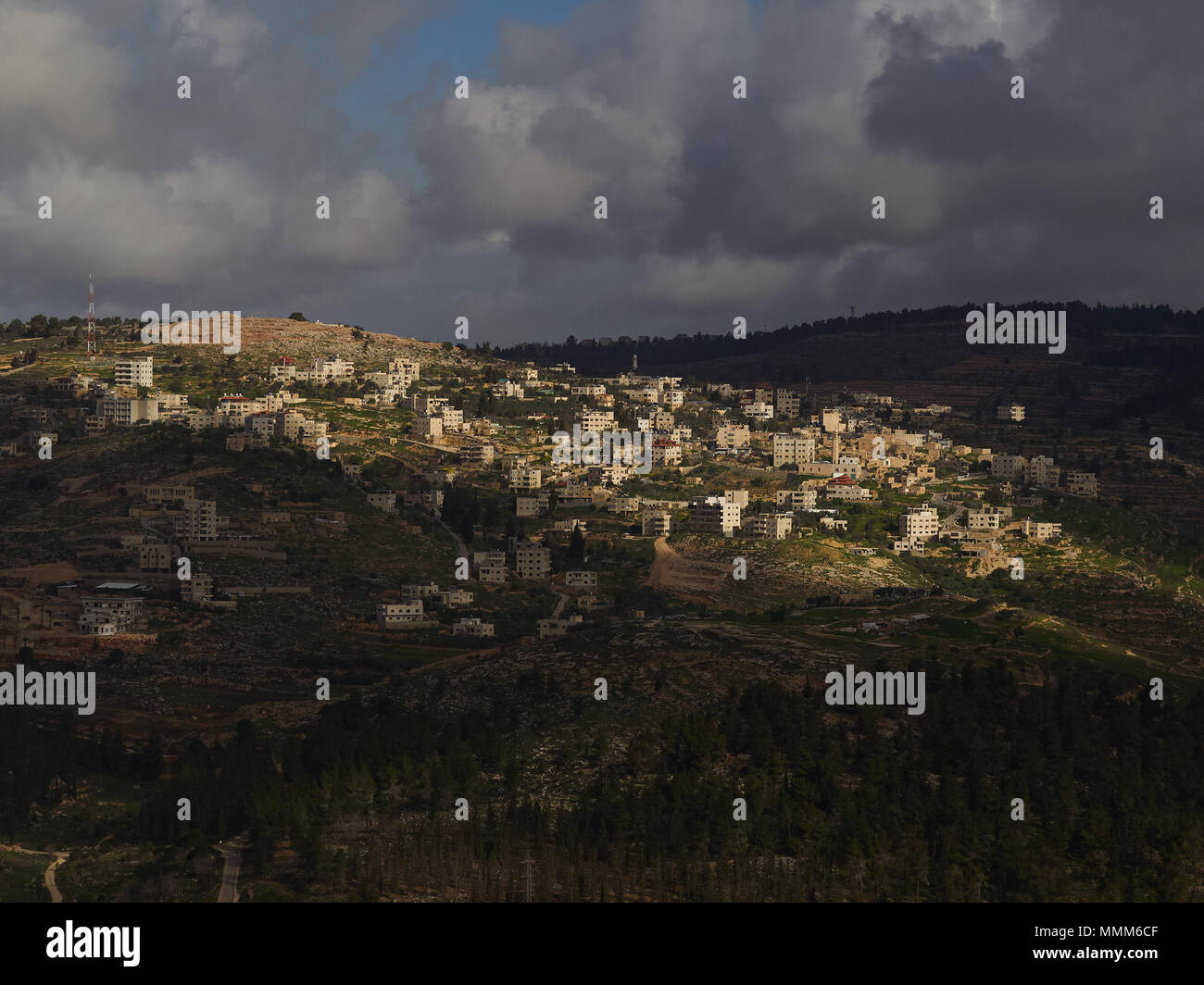 Neue Gebäude, neue Viertel von Jerusalem, weiss schöne Häuser auf den Hügeln, in der Abendsonne, Israel. Stockfoto