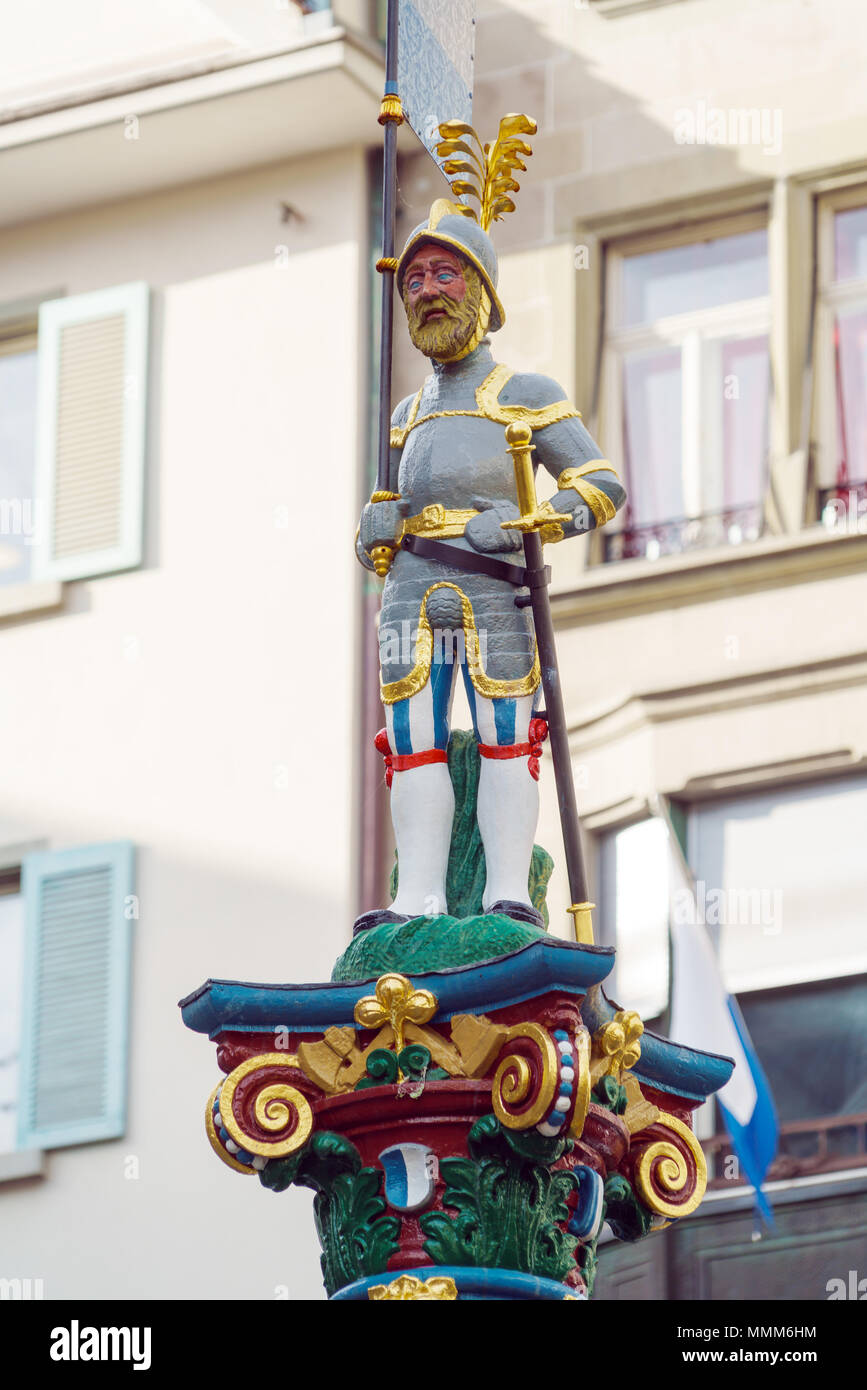 Ritter mit Fahne und ein Schwert von Fritschi Brunnen, Luzern, Schweiz  Stockfotografie - Alamy