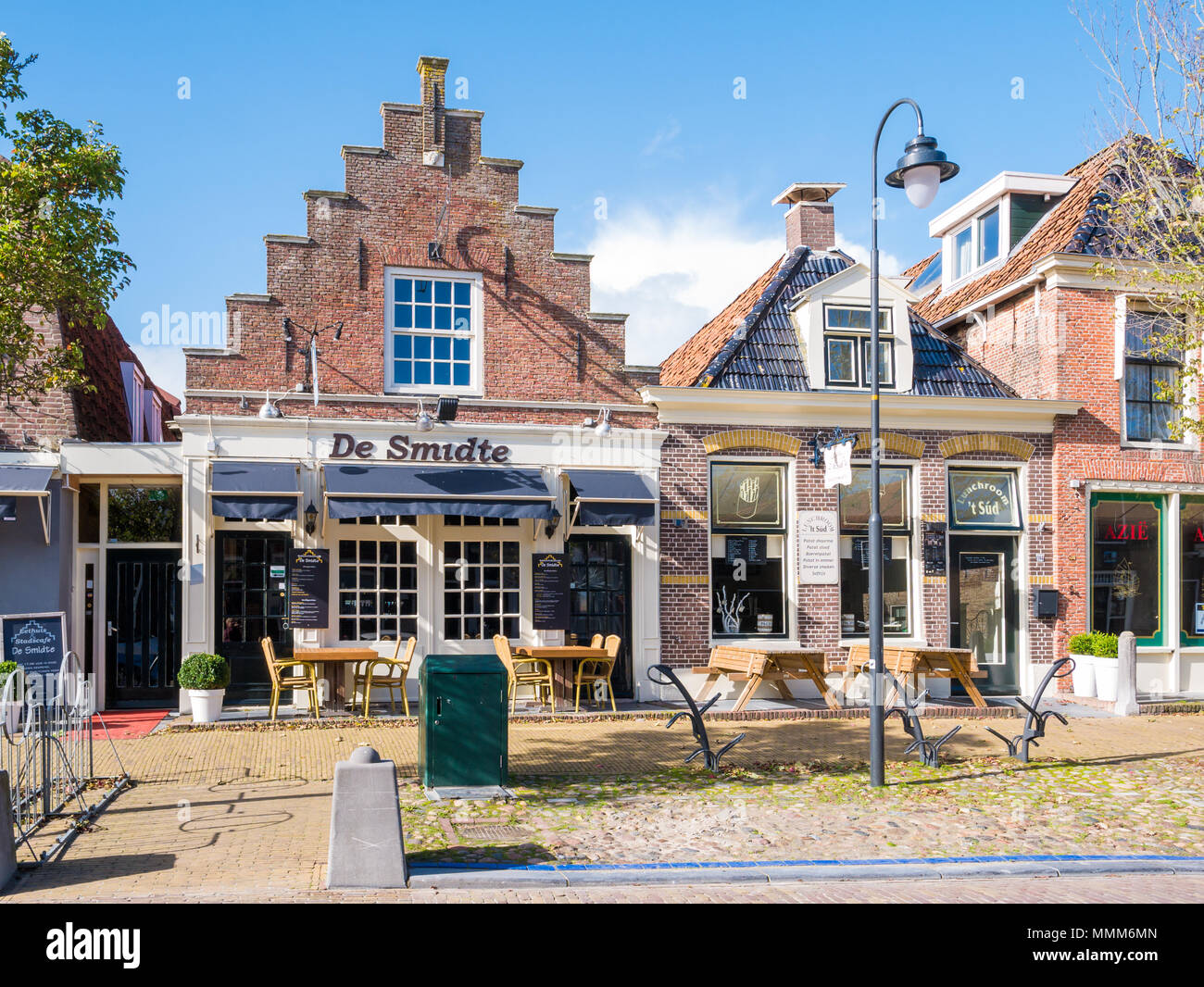 Vordere Fassaden der historischen Häuser jetzt Cafés im Zentrum der alten Stadt Workum, Friesland, Niederlande Stockfoto
