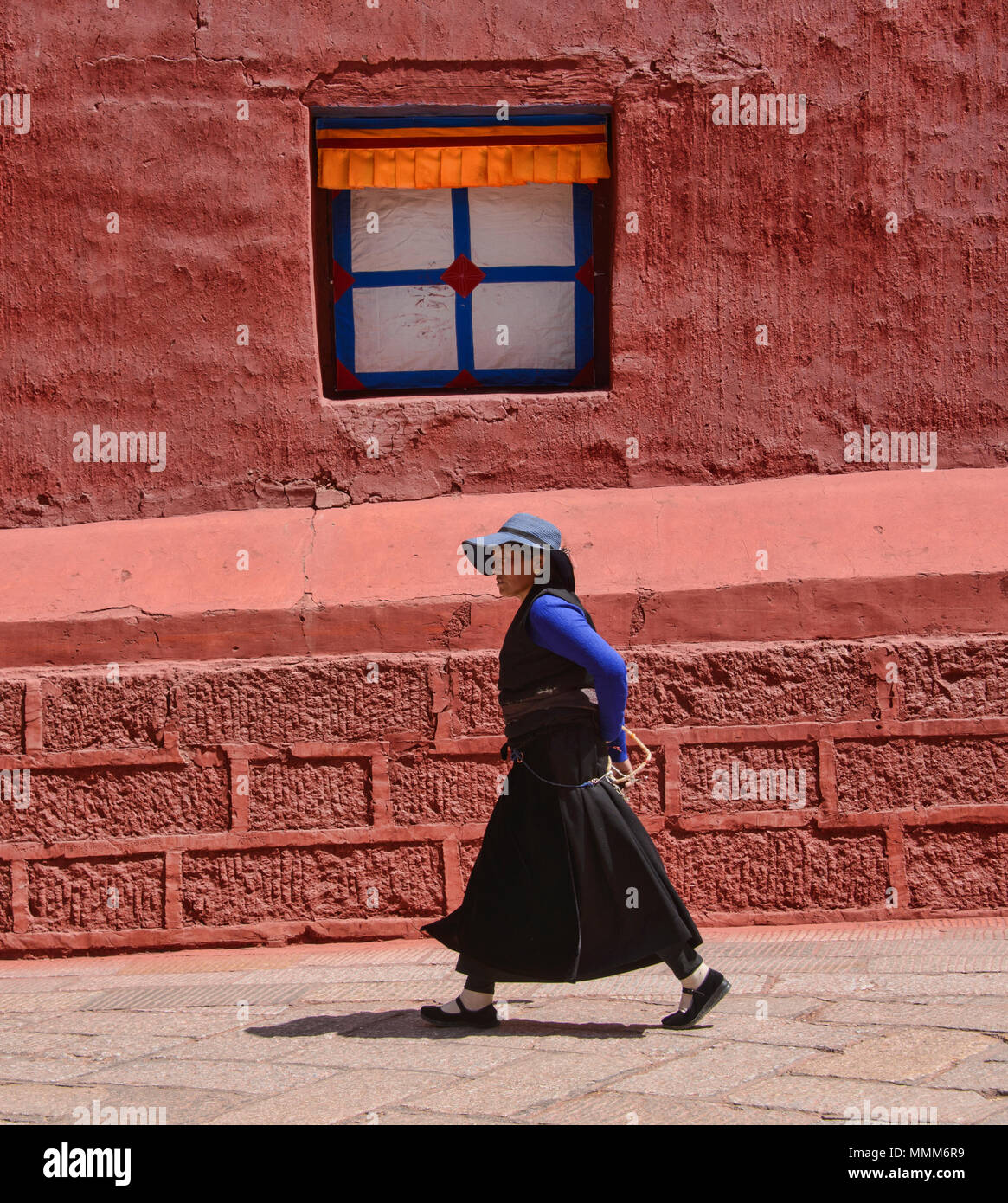 Tibetischen Pilger Spaziergänge kora Kreise um den heiligen Bakong Schrift Druckmaschine Kloster in Dege, Sichuan, China Stockfoto