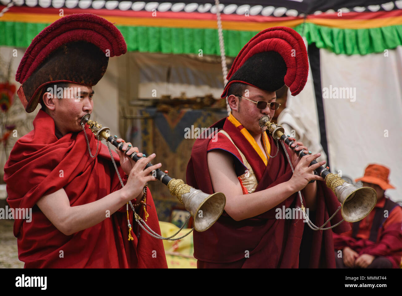 Sakya red hat Mönche des Jinganqumo Reinigung Festival in Dege, Sichuan, China Stockfoto