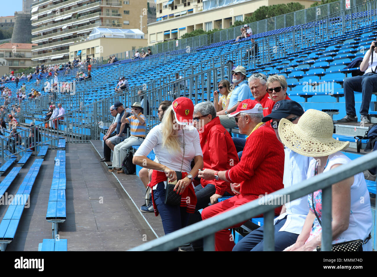 Monte Carlo Monaco 11 Mai 2018 Eine Gruppe Von Fans Und Anhanger Von Ferrari Mit Shirts Und Caps Wahrend Des Grand Prix Historique De Monaco 2018 Stockfotografie Alamy