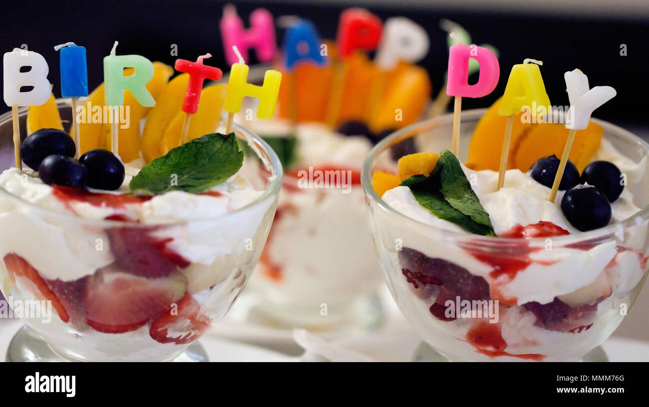 Dessert mit Kerzen mit Happy Birthday die Worte ' ' Stockfoto