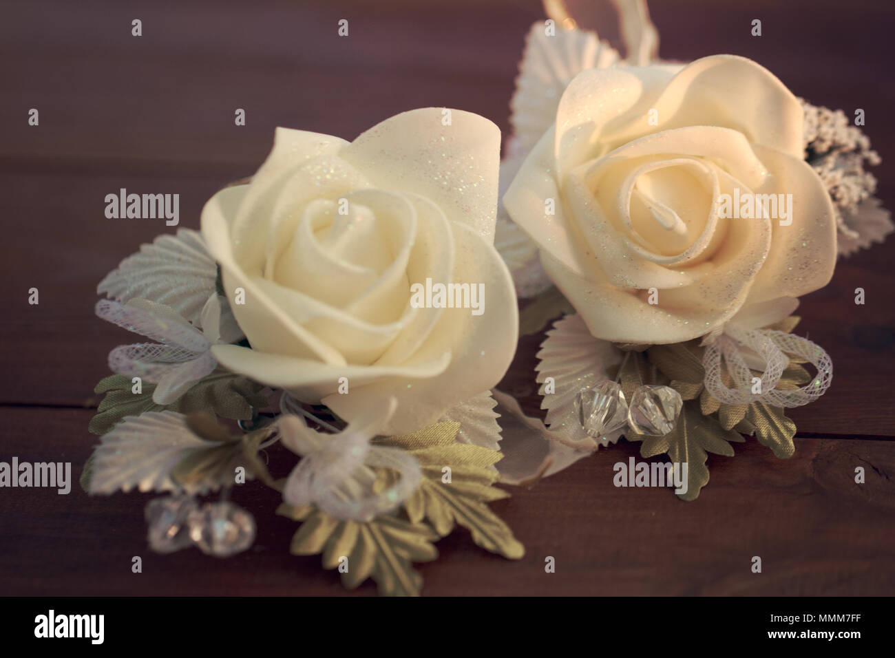Zwei wedding Boutonnieres von Rosen liegen auf der Platine Stockfoto