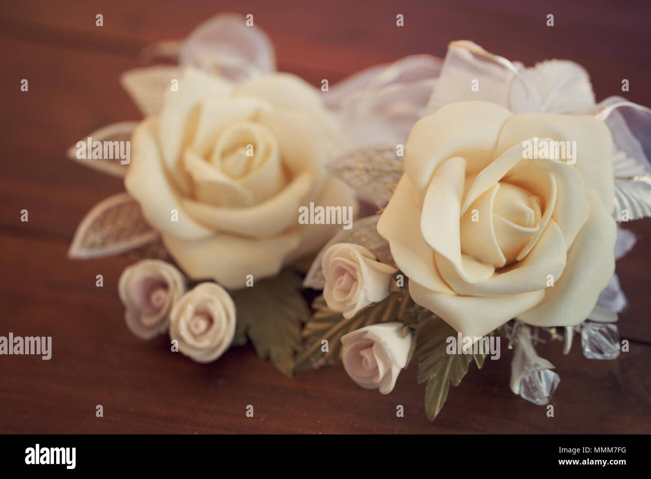 Zwei wedding Boutonnieres von Rosen liegen auf der Platine Stockfoto