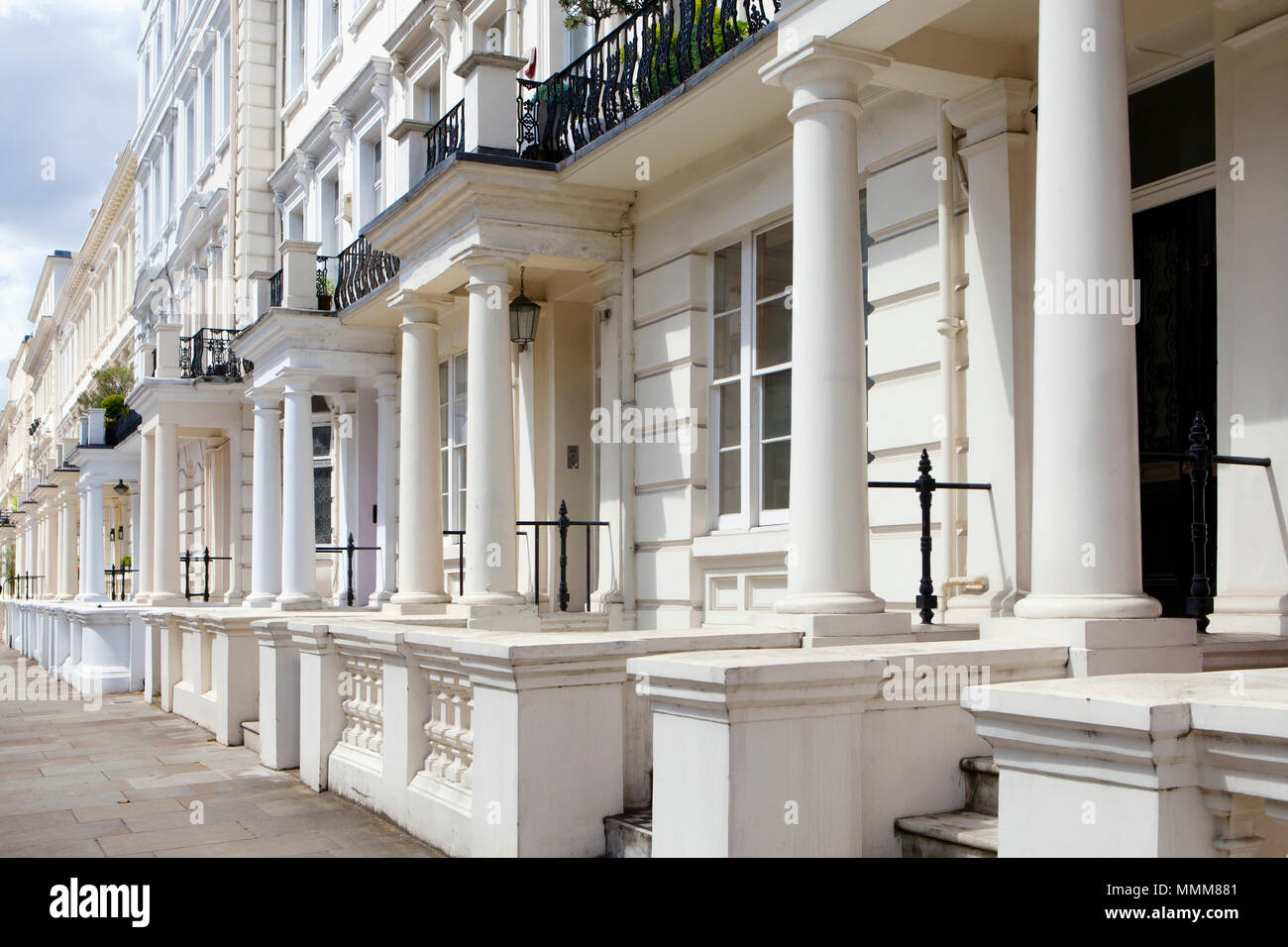 LONDON, UK, 10. MAI 2018: Schöne Häuser in Notting Hill. Die Gegend ist für eine kosmopolitische Nachbarschaft bekannt, die jährlichen Notting Hi hosting Stockfoto