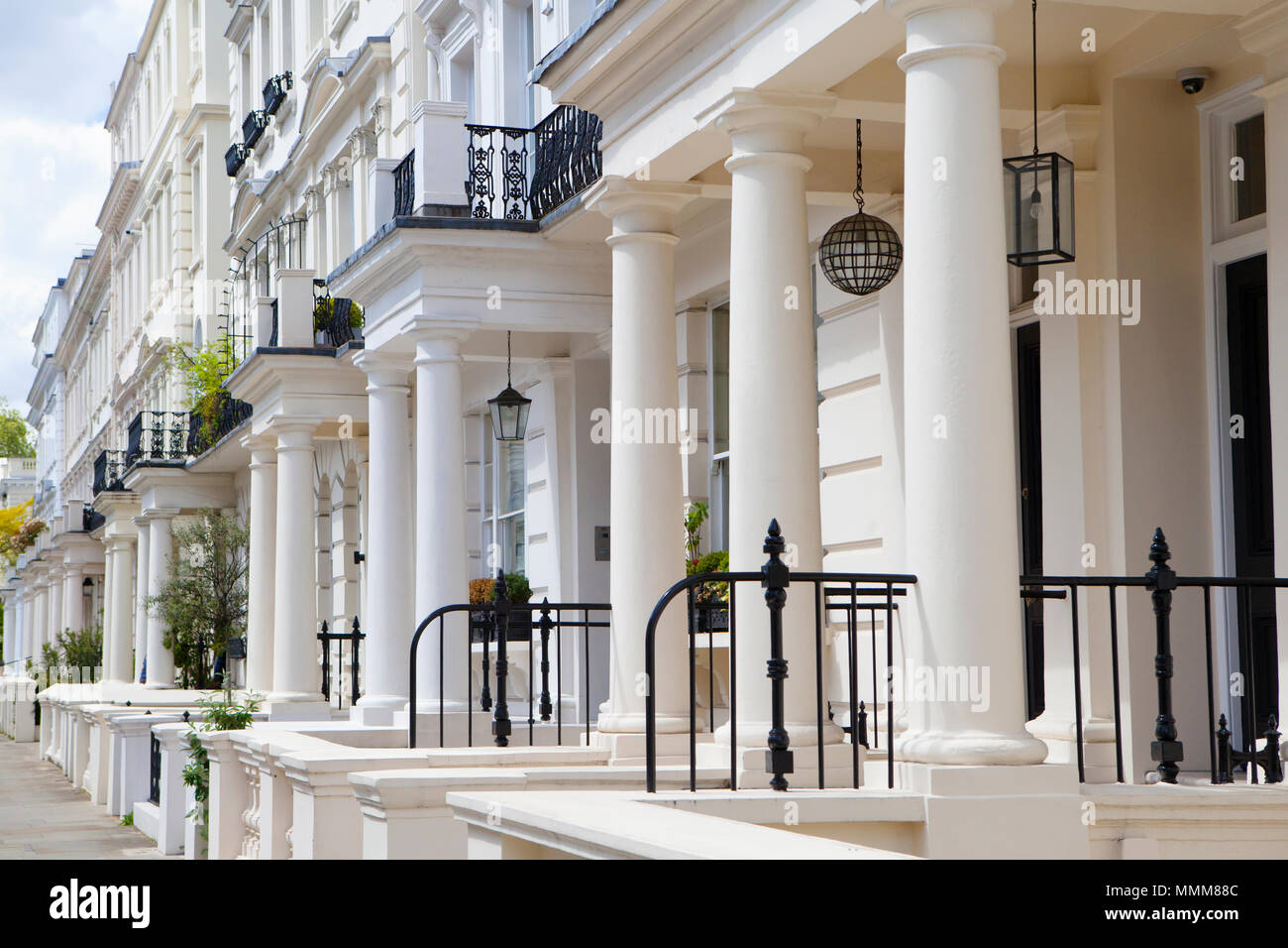 LONDON, UK, 10. MAI 2018: Schöne Häuser in Notting Hill. Die Gegend ist für eine kosmopolitische Nachbarschaft bekannt, die jährlichen Notting Hi hosting Stockfoto