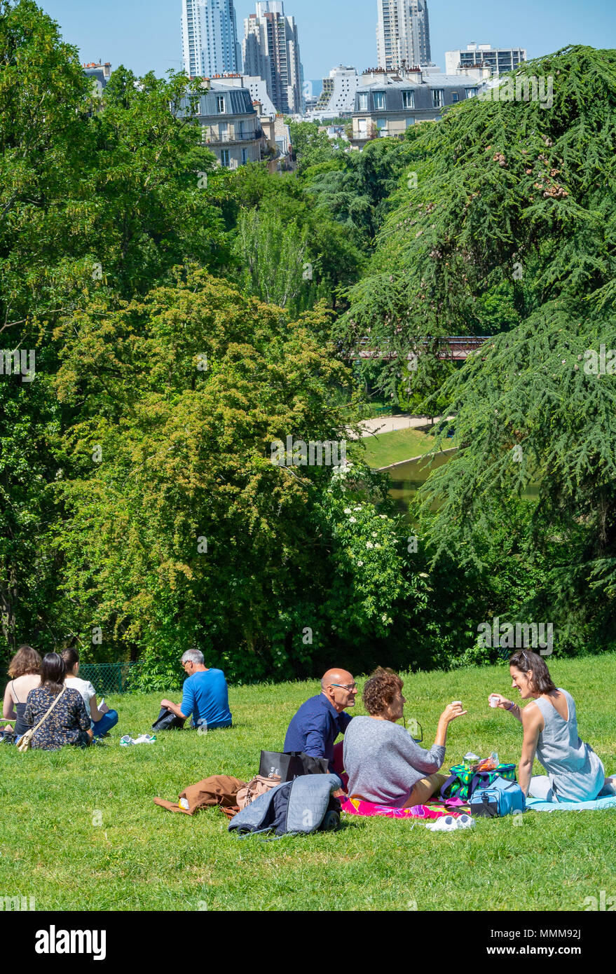 Leute, Picknicken, Parc des Buttes Chaumont, Paris, Frankreich Stockfoto