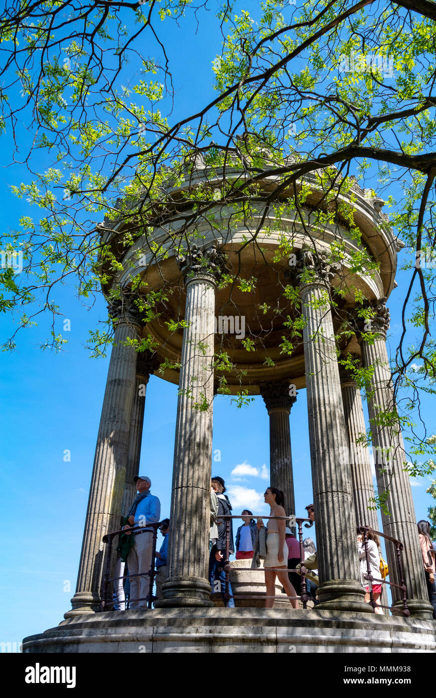 Touristen, die auf der Suche auf einen Blick die Temple de la Sybille im Parc des Buttes Chaumont, Paris, Frankreich Stockfoto