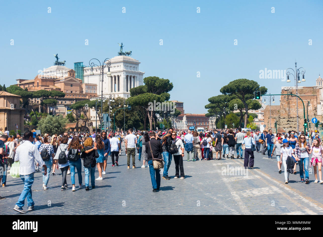 Rom, Italien. 22.. April 2018 Straßenszene Via dei Fori Imperiali Stockfoto