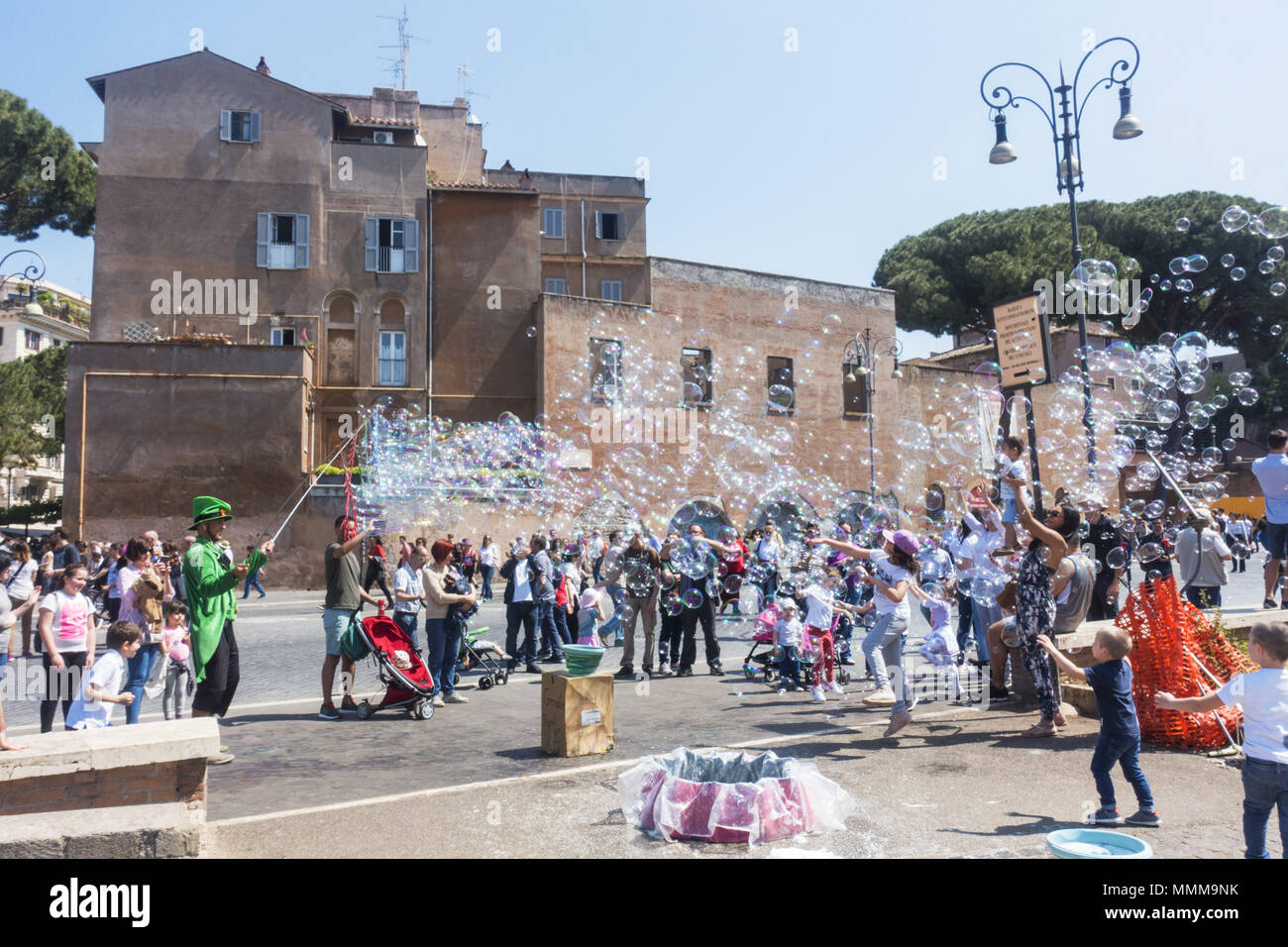 Rom, Italien. 22.. April 2018 Street Artist Bubbles Soap Stockfoto