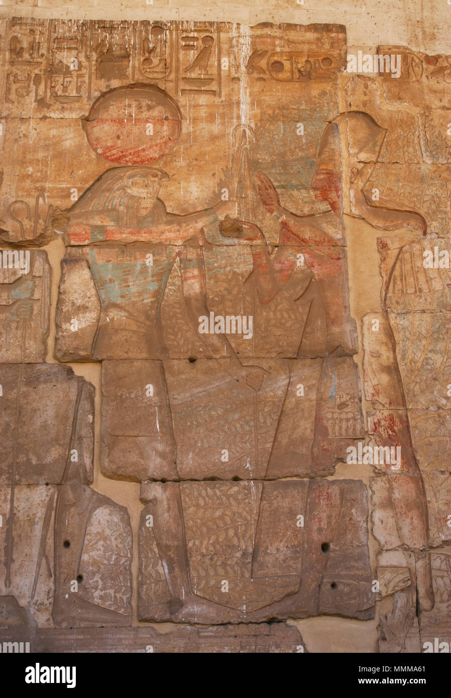 Ägypten. Abydos. Tempel von Seti I. Neuen Reich. 19. Dynastie. Der Pharao Ramses II. mit Ra-Harakti (Horus der Horizont). Zweiten Innenhof an der Wand. 1292-1189 v. Chr.. Stockfoto