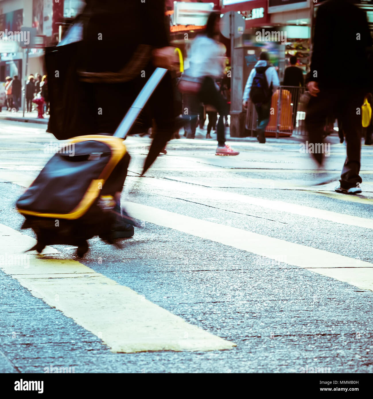 Verschwommenes Bild der Fußgängerzone mit Travel Bag zu Fuß auf Kreuzung an der Straße der Stadt. Hong Kong. Kunst toning Abstract im städtischen Hintergrund Stockfoto