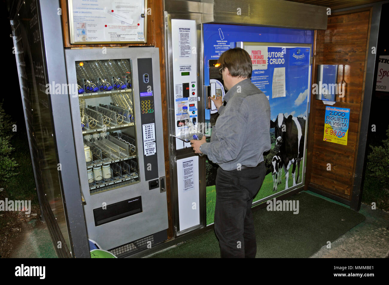 Man verwendet ein Getränkeautomat für frische Milch, Riva del Garda, Trento, Italien Stockfoto