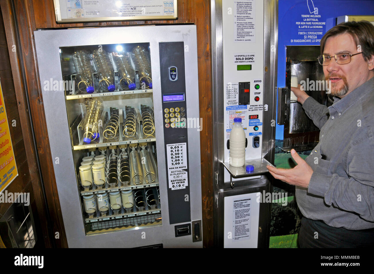 Man verwendet ein Getränkeautomat für frische Milch, Riva del Garda, Trento, Italien Stockfoto