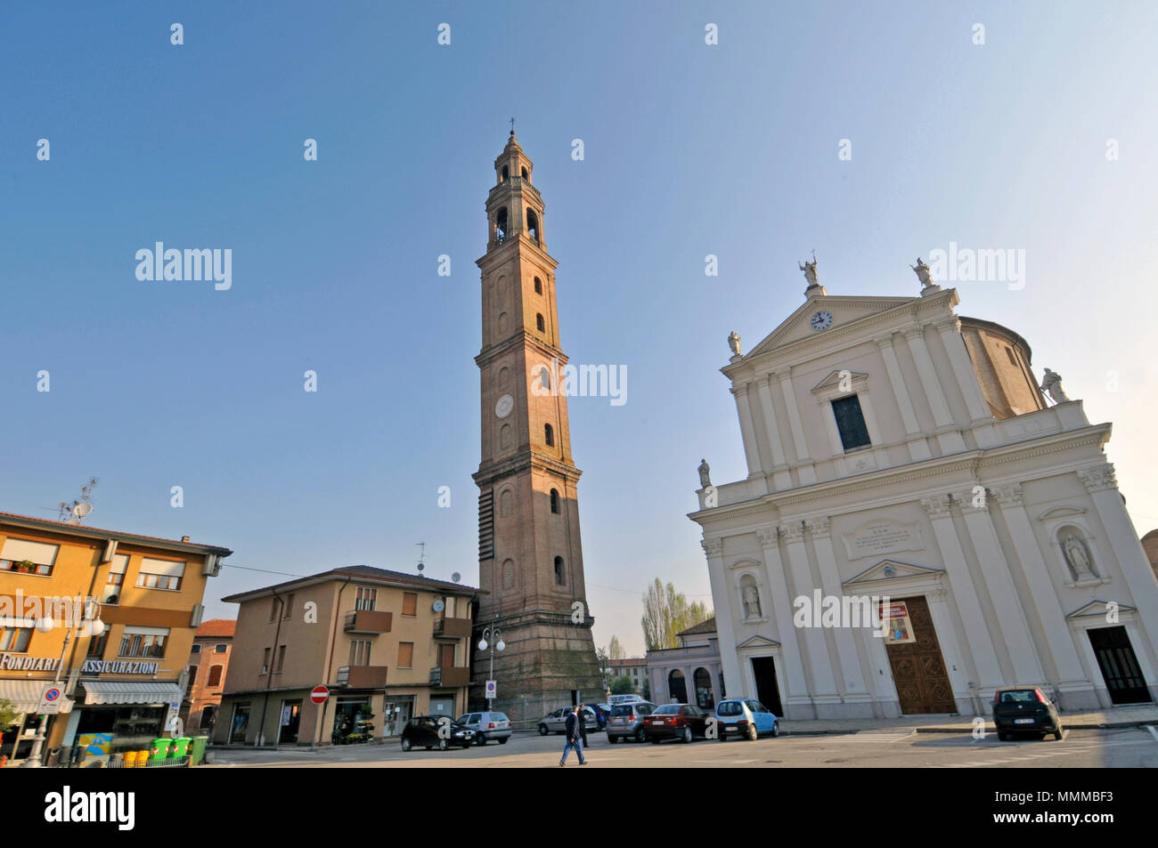 Turm und die Kirche des Heiligen Antonius Märtyrer, Piazza Guglielmo Marconi, Ficarolo, Rovigo, Italien Stockfoto