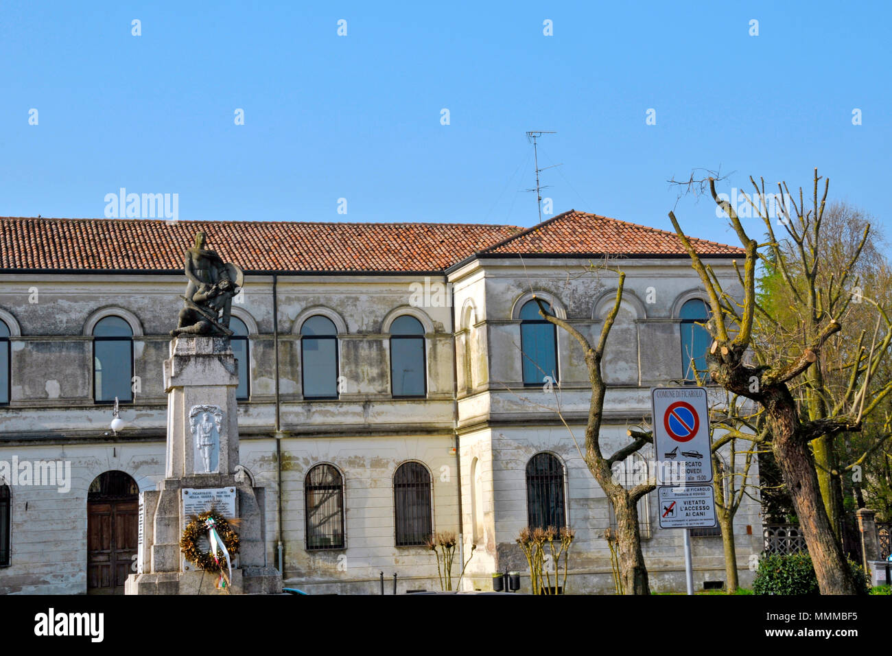 Statue am Comune di Ficarolo Gebäude, Ficarolo, Rovigo, Italien Stockfoto